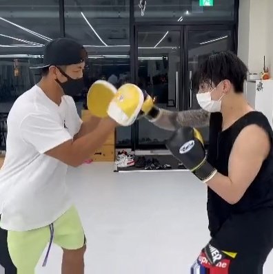 hejinseok's tweet photo. EU TO PASSANDO MAL JUNGKOOK https://t.co/L3YBhAFiIu