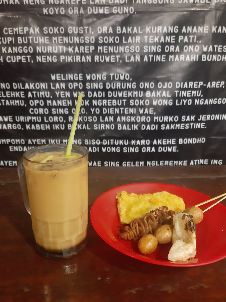 dekdyan's tweet image. Semua pasti punya angkringan favprit atau langganan. Spill donk fav kalian ngangkring dimana?
Ini salah satu angkringan favoritku di Pak Ong bintaran. Susu jahe gula aren nya the best😃👍 
@Jogja24Jam @JogjaUpdate @area_jogja