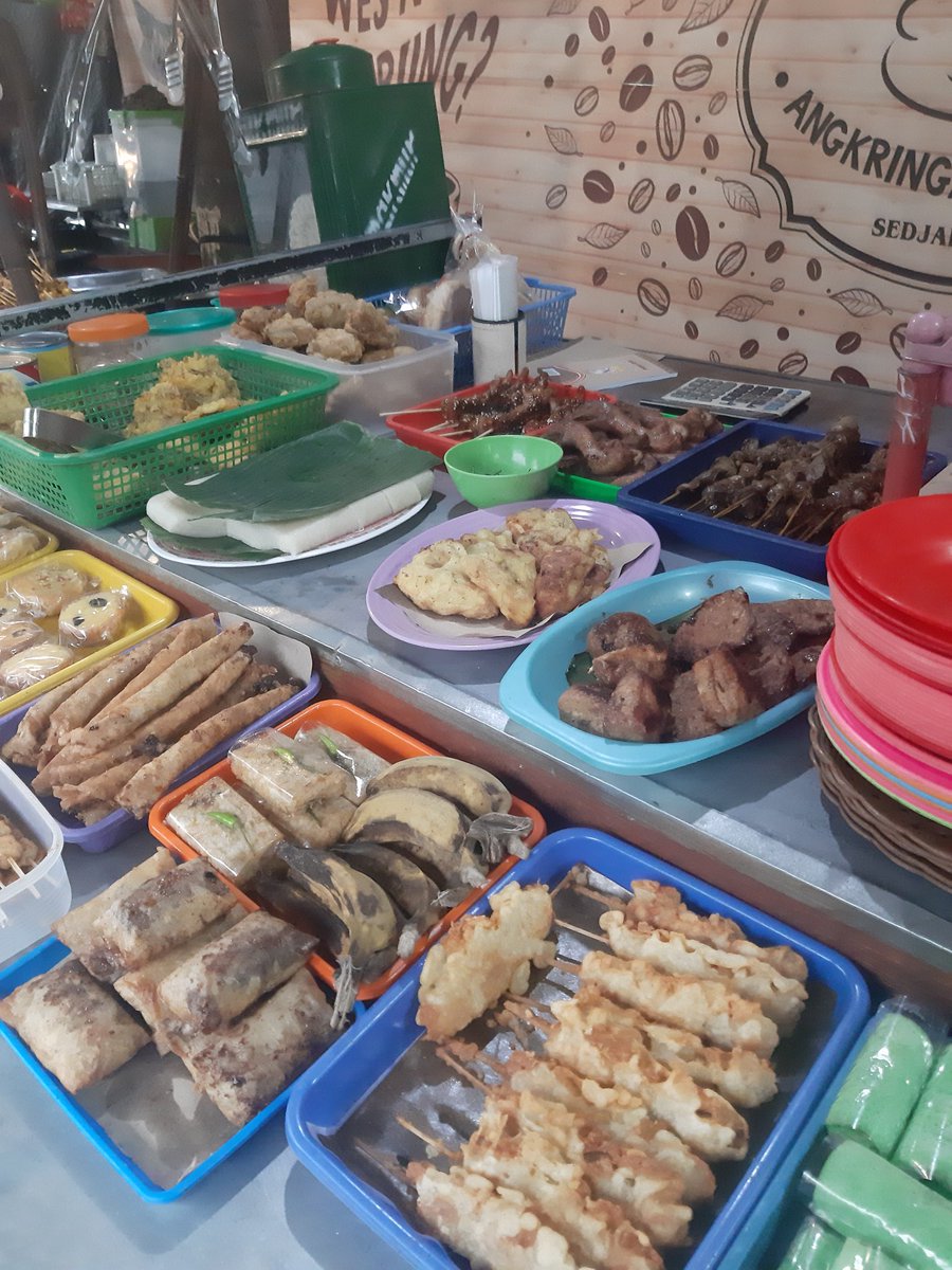 dekdyan's tweet image. Semua pasti punya angkringan favprit atau langganan. Spill donk fav kalian ngangkring dimana?
Ini salah satu angkringan favoritku di Pak Ong bintaran. Susu jahe gula aren nya the best😃👍 
@Jogja24Jam @JogjaUpdate @area_jogja