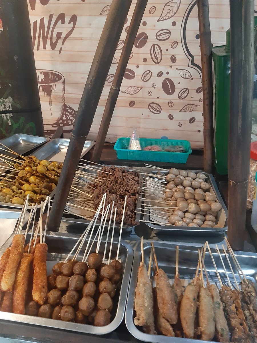 dekdyan's tweet image. Semua pasti punya angkringan favprit atau langganan. Spill donk fav kalian ngangkring dimana?
Ini salah satu angkringan favoritku di Pak Ong bintaran. Susu jahe gula aren nya the best😃👍 
@Jogja24Jam @JogjaUpdate @area_jogja