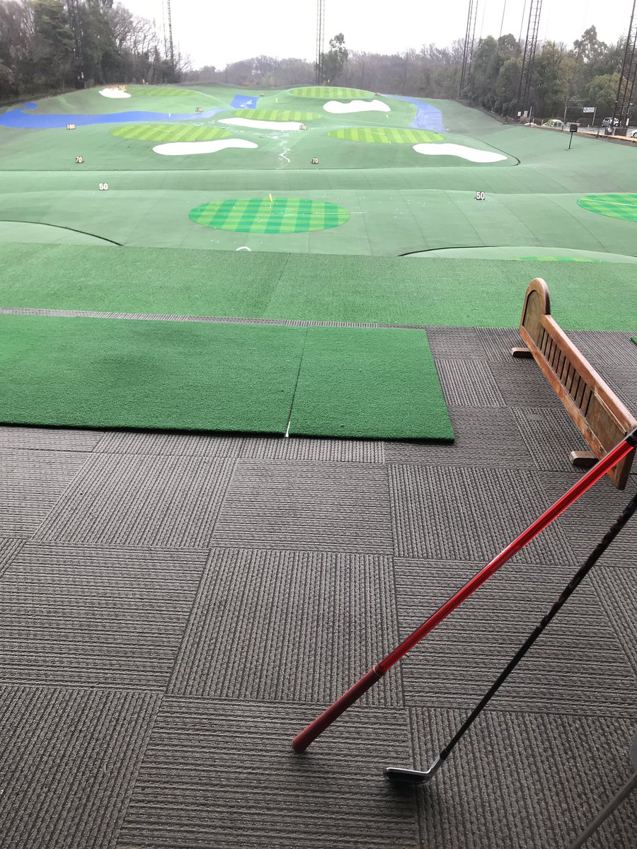 TaddyBe67848124's tweet image. 雨に煙る今朝の練習場。兄貴からガメて、ではなくお借りした1speedを使って素振り。うーん、これいい。とくにコースで朝イチ練習できないときに便利かも。
#1speed #雨でも朝練