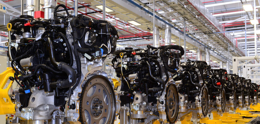 SustainableICES's tweet photo. UK #engine manufacturing ends 2021 on a weak note: According to the latest figures from the @SMMT the UK’s engine factories turned out 132,555 engines in November 2021, down 30.2% YoY.
 
Here’s why: https://t.co/eUGlF52OTd  #PowertrainMag #SustainableICEngine #Covid #Brexit https://t.co/N8w62nHRyt