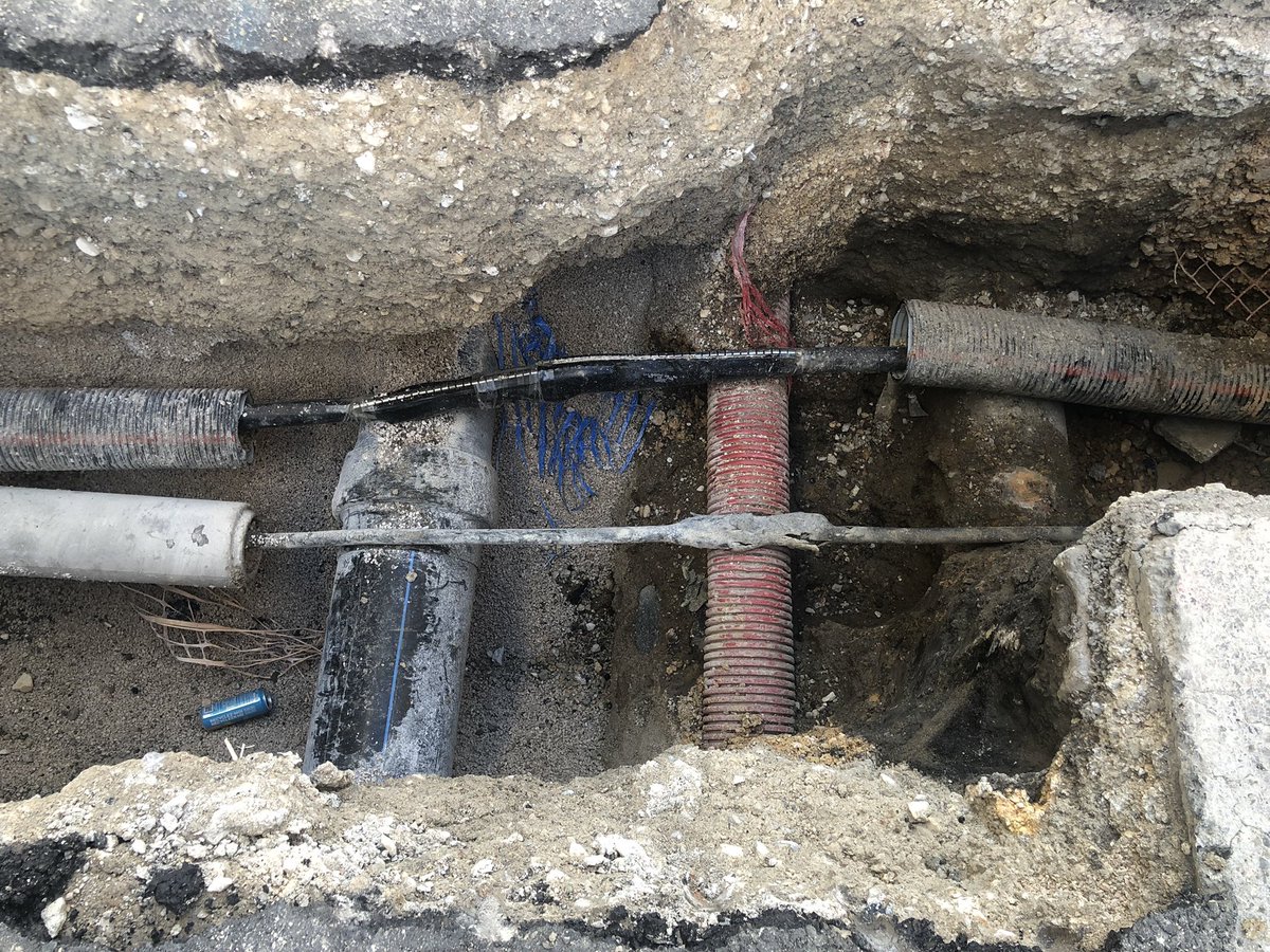 guilhemricavy's tweet image. Vue de la réparation (un peu à la hussarde...) du câble d'alimentation du site des Huileries, rue du Marché #triphasé #visitedechantier