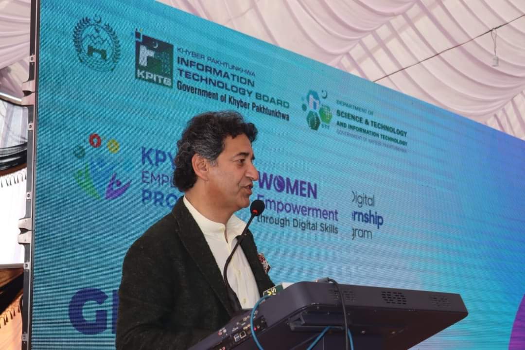 STITKPGovt's tweet photo. In honor of the successful completion of program beneficiaries trained under the Khyber Pakhtunkhwa Youth Employment Program (@kpyep), a graduation ceremony was held at KPITB. As a result more than 11,700 youth received training.
#MujhSeHaiMustaqbil #stitkp #kpyep #digitalkp https://t.co/wAWDK5rKAa