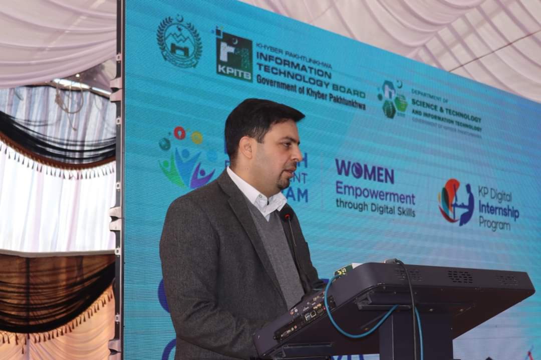 STITKPGovt's tweet photo. In honor of the successful completion of program beneficiaries trained under the Khyber Pakhtunkhwa Youth Employment Program (@kpyep), a graduation ceremony was held at KPITB. As a result more than 11,700 youth received training.
#MujhSeHaiMustaqbil #stitkp #kpyep #digitalkp https://t.co/wAWDK5rKAa