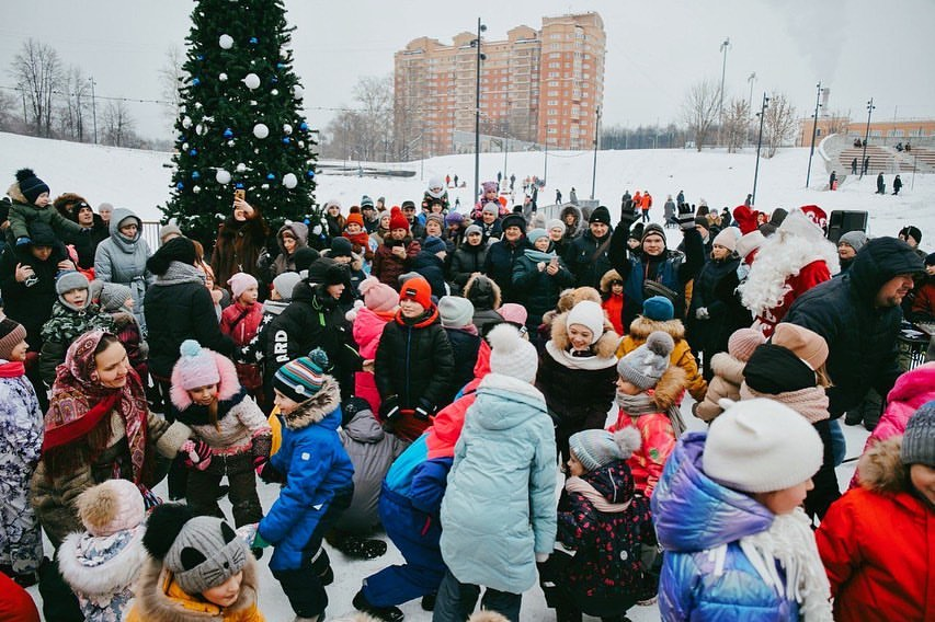 minblagmo's tweet photo. ☃️В Чехове завершено благоустройство набережной реки Теребенка – современного пространства для прогулок, спокойного и активного отдыха. Благодаря победе во Всероссийском конкурсе малых городов и исторических поселений, у жителей города появилась новая зона рекреации. 
@minstroyRF https://t.co/HHzKKU9TmO