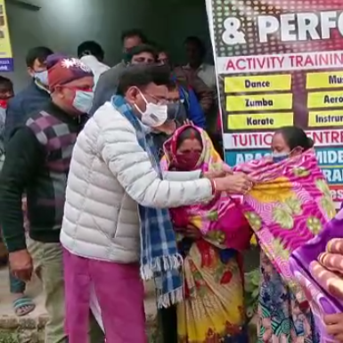 THNDRnews's tweet photo. रांची : इटकी रोड के बजरा में सांसद प्रतिनिधि कुमुद झा के द्वारा 15 से 18 वर्ष के बच्चों के लिए फ्री वैक्सिनेशन कैंप लगाया गया। कैंप में रांची के सांसद संजय सेठ ने वैक्सीनेशन के प्रति बच्चों को प्रोत्साहित किया। इस कैंप में जरूरत मंद लोगों के बिच दवा तथा कम्बल का वितरण भी किया गया https://t.co/pb4hu2zYkO