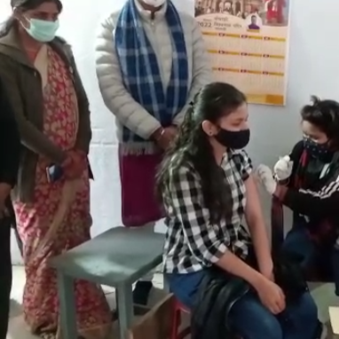 THNDRnews's tweet photo. रांची : इटकी रोड के बजरा में सांसद प्रतिनिधि कुमुद झा के द्वारा 15 से 18 वर्ष के बच्चों के लिए फ्री वैक्सिनेशन कैंप लगाया गया। कैंप में रांची के सांसद संजय सेठ ने वैक्सीनेशन के प्रति बच्चों को प्रोत्साहित किया। इस कैंप में जरूरत मंद लोगों के बिच दवा तथा कम्बल का वितरण भी किया गया https://t.co/pb4hu2zYkO