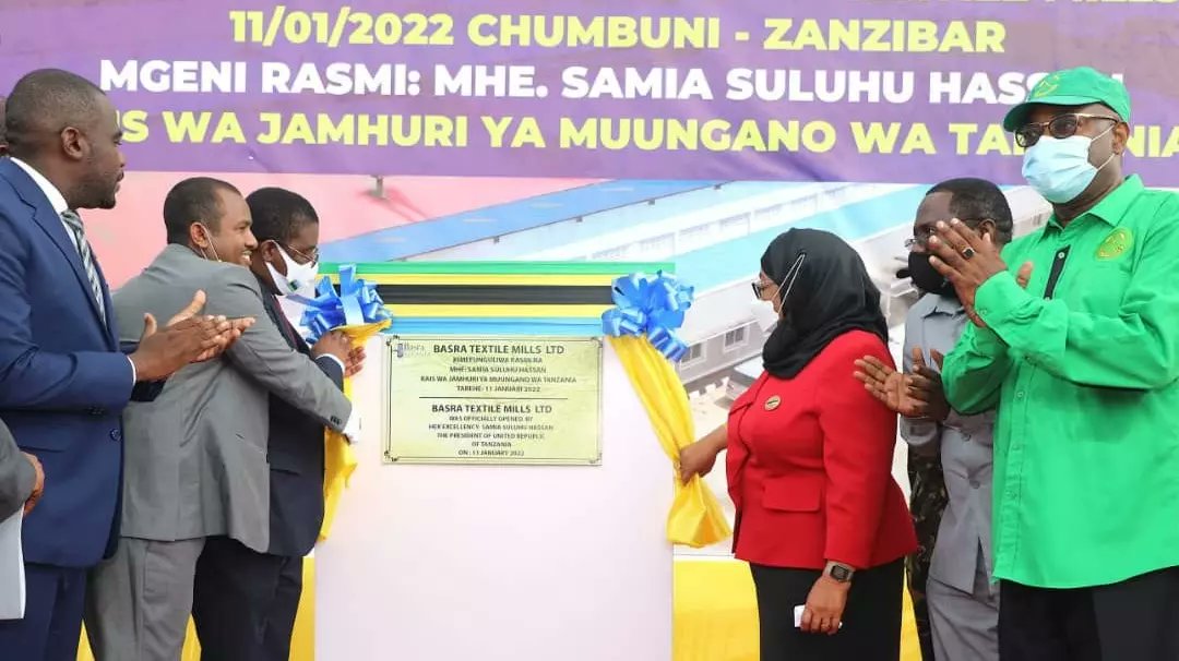 haniupekee's tweet image. Rais wa Jamhuri ya Muungano wa Tanzania Mhe. Samia Suluhu Hassan, akivuta kitambaa kuashiria ufunguzi rasmi Kiwanda cha Nguo cha Basra Textile Mills Ltd kilichopo Zanzibar katika shamrashamra za kuelekea Maadhimisho ya miaka 58 ya Mapinduzi Matukufu ya Zanzibar.