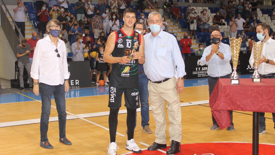 SERdepbaleares's tweet photo. En #ElScouting con @martijvives hablamos de:
🏀 Partido benéfico @Front1989EBC Mallorca Clàssics y @esporlesbc
🏀 @tvicens12 vuelve a Argentina
🏀 La salida de Fjellerup
🏀 Con @alfonsolaluz @canastastur y @martijvives valoramos el fichaje de @_eb4_ en el @BahiaSanAgustin https://t.co/yIPTiLpBbY