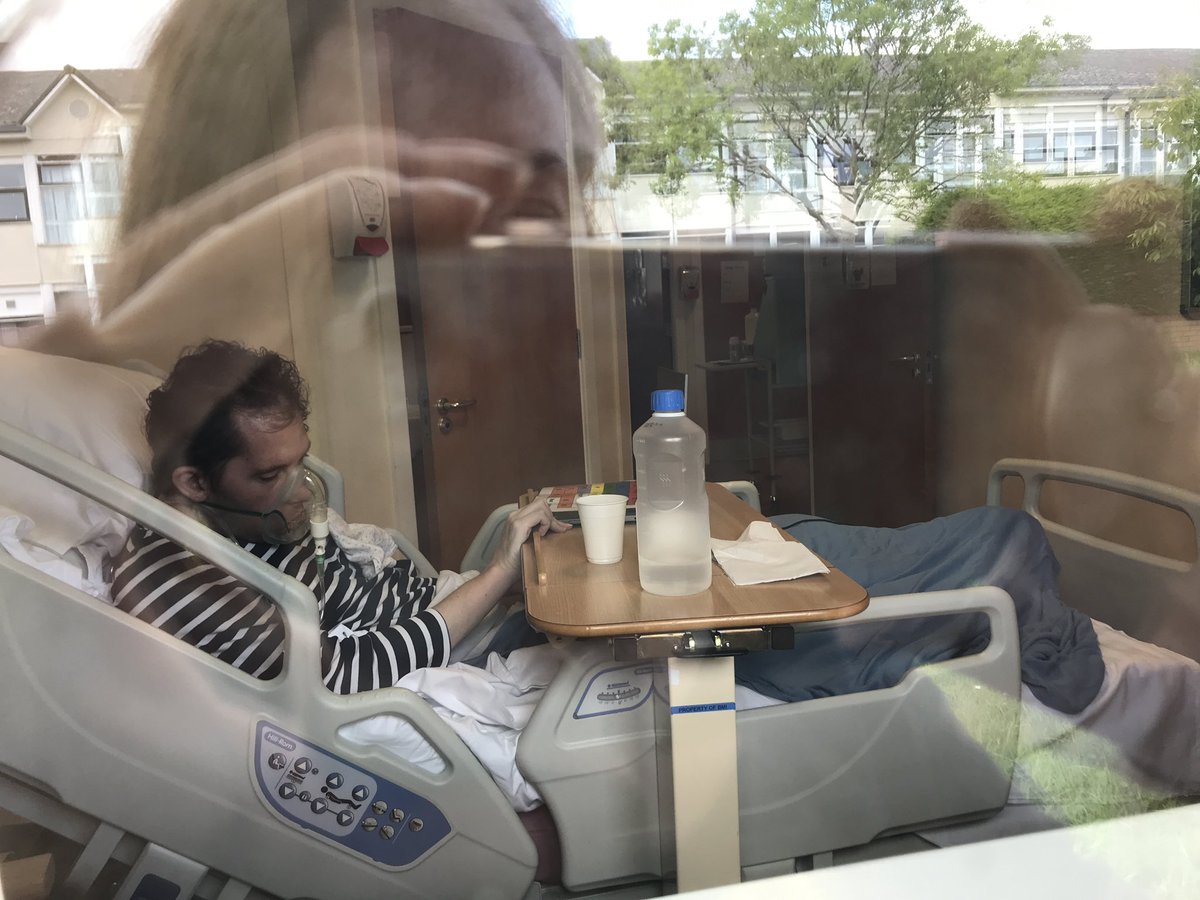 katiejdutton's tweet photo. May 2020, I took my 6 &amp; 3 yr olds to look at their desperately ill daddy through a window at Leighton Hosp while Downing Street partied. A daddy they had already not been allowed to even touch for 10+ weeks due to shielding rules #DowningStreetParties #OneRuleForThem #GetThemOut https://t.co/TtSha0UcQq