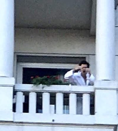 7Osharry's tweet photo. will i ever get over the fact harry styles blew kisses at fans from his balcony in a robe? no. https://t.co/2azcjkOjyu