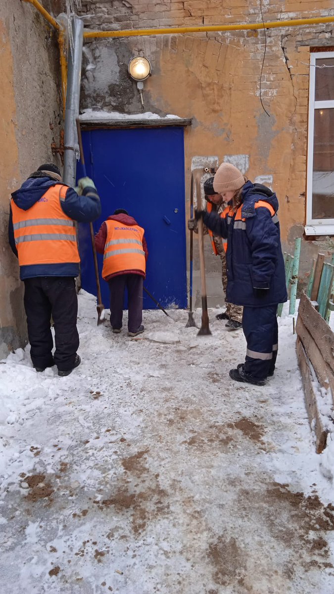 Уборка дворовой территории на улице Куйбышева 71 работниками <a href="/MPZHILSERVIS/">МП г.о. Самара"Жилсервис"</a> 
<a href="/rradyukov/">Роман Радюков</a> 
<a href="/AdmSamRna/">Администрация Самарского внутригородского района</a>