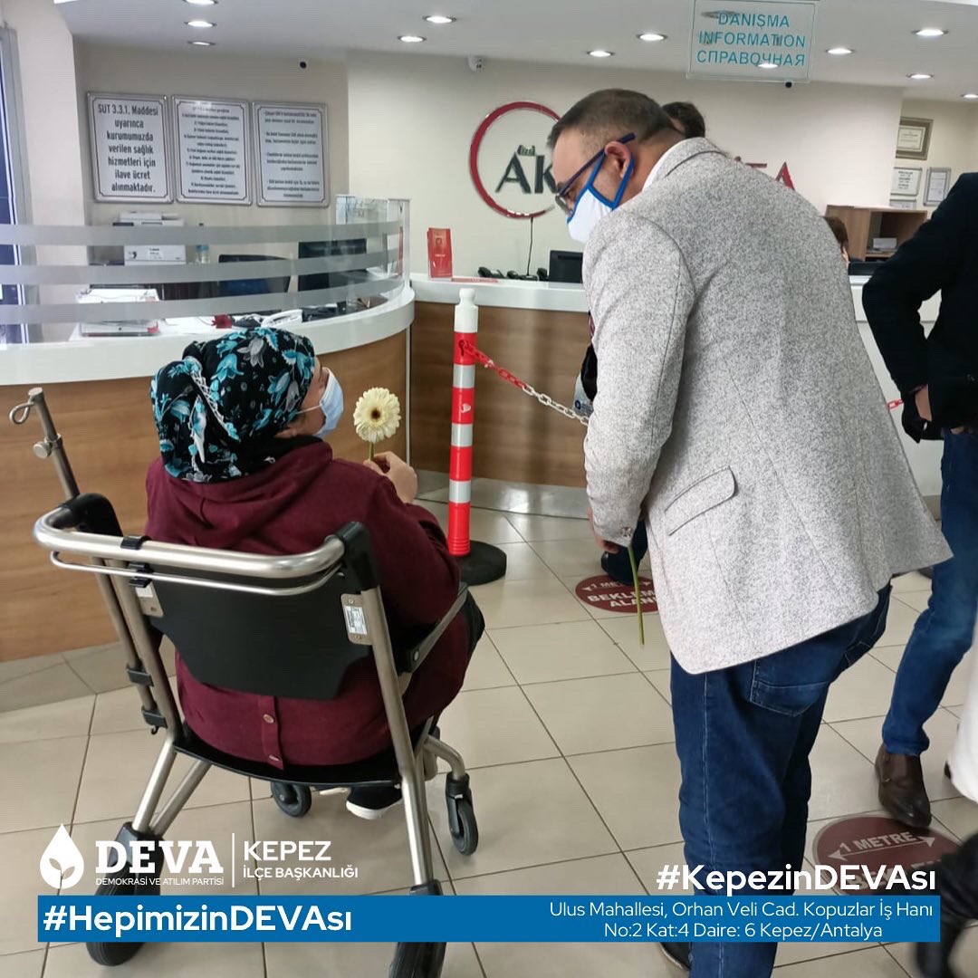 İlçe Sağlık Poltk. Bşk. Sn. Lütfi SARIÇİÇEK’in düzenlediği; İl Sağlık Poltk. Bşk. Sn. Tayfun AYAN, İlçe Kadın Çalışmaları Bşk. Sn. Serihan Seren AKMAN ve YK Üyemiz Sn. Tayfun ŞAHİN’in katılımı ile Akdeniz Şifa Hastanesi’nde sağlıkçılarımız ile bir araya geldik. #sağlıkçılargünü