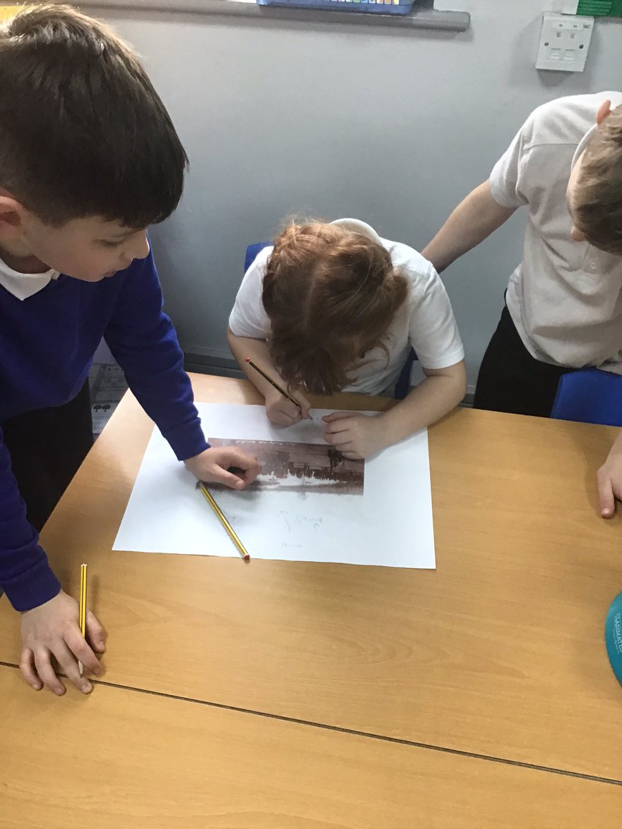 EPA_Y1_Y2's tweet photo. #EPAHistory for #EPAOctopus class this afternoon, looking at old pictures of East Park, thinking about why people went to the park then and how it looks different to now. @DeltaEstcourt https://t.co/zlLj8qerd3