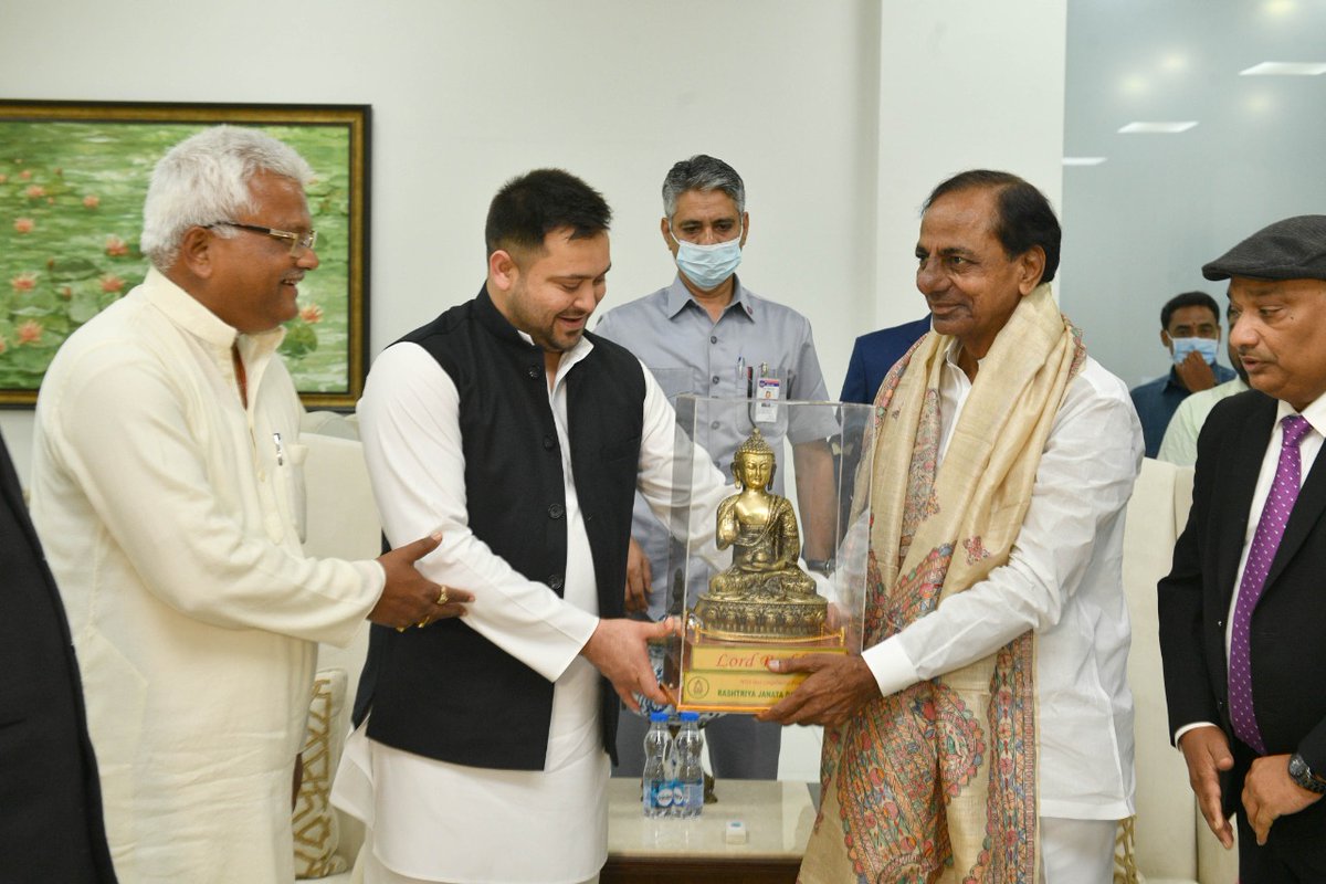 TelanganaCMO's tweet image. Bihar leader of opposition Sri @yadavtejashwi made a courtesy call on CM Sri K Chandrashekar Rao at Pragathi Bhavan in Hyderabad today.
