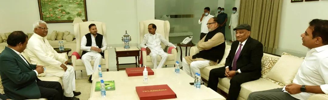 TelanganaCMO's tweet image. Bihar leader of opposition Sri @yadavtejashwi made a courtesy call on CM Sri K Chandrashekar Rao at Pragathi Bhavan in Hyderabad today.