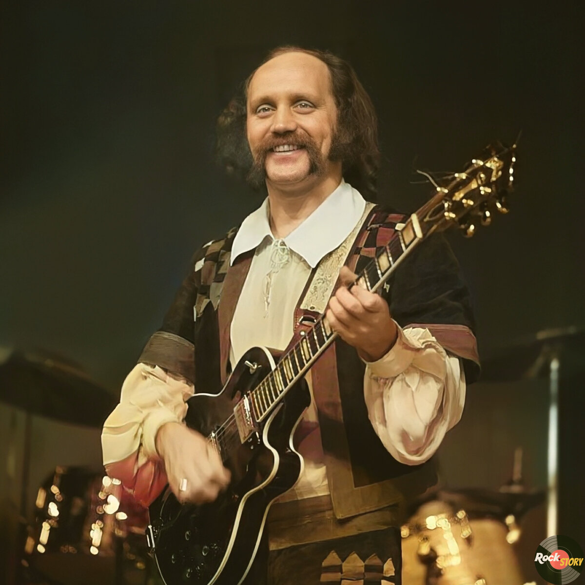 12 января 1941 года в Свердловске (нынешний Екатеринбург) родился Владимир Георгиевич Мулявин- музыкант, основатель и художественный руководитель белорусского ансамбля «Песняры».  Народный артист СССР.