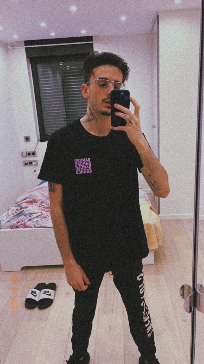 rickyedit's tweet image. ayer me desperté feliz conmigo mismo. en general no me hago fotos porque soy consciente de mi físico y me da mucha vergüenza, pero entre los filtros y que estaba contento con la vida me hice estas fotos. buenas tardes, os quiero❤️‍🩹