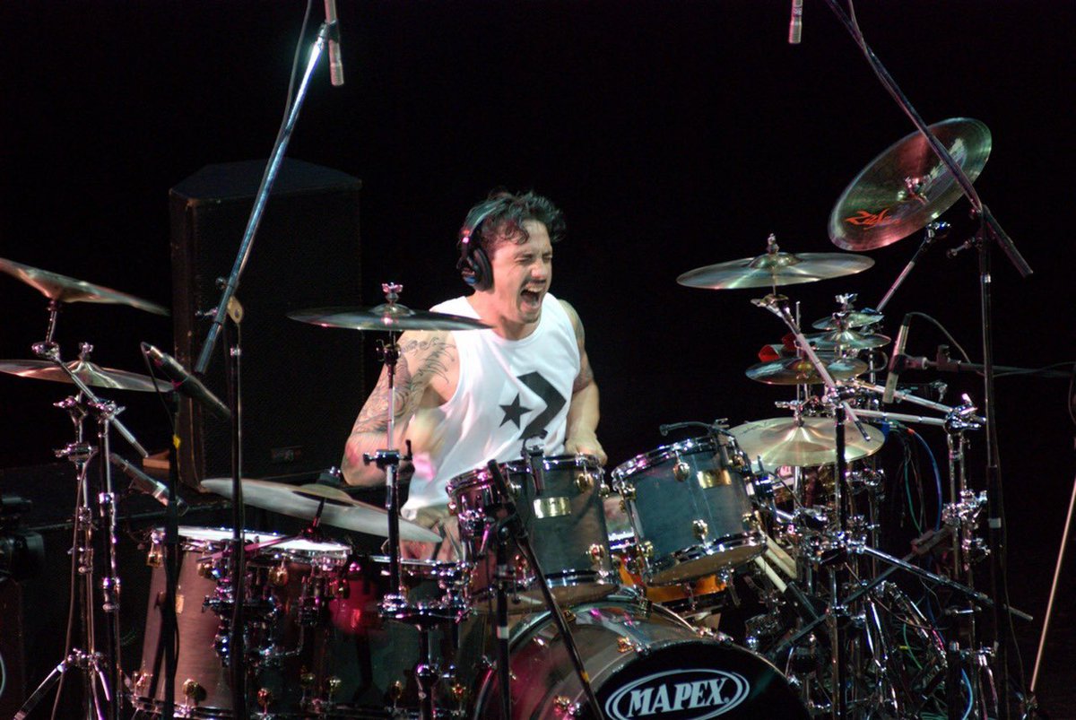 Queda para nosotros el recuerdo de los conciertos compartidos y de tu pelea a la adversidad, que nos impulsó a volvernos a reunir a todos, arriba y abajo del escenario. Hasta siempre Martín.