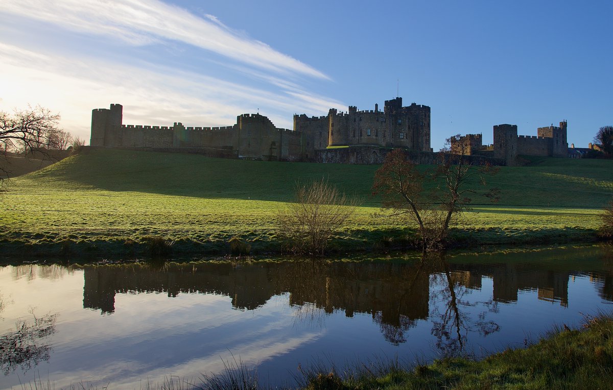 Bit of an unkempt setting for the cross marking the death of Malcolm III of Scotland at the Battle of Alnwick in #Northumberland. At the time (1093) he would have seen only a wooden enclosure on the site of the castle, not the grand structure that now towers over the River Aln.