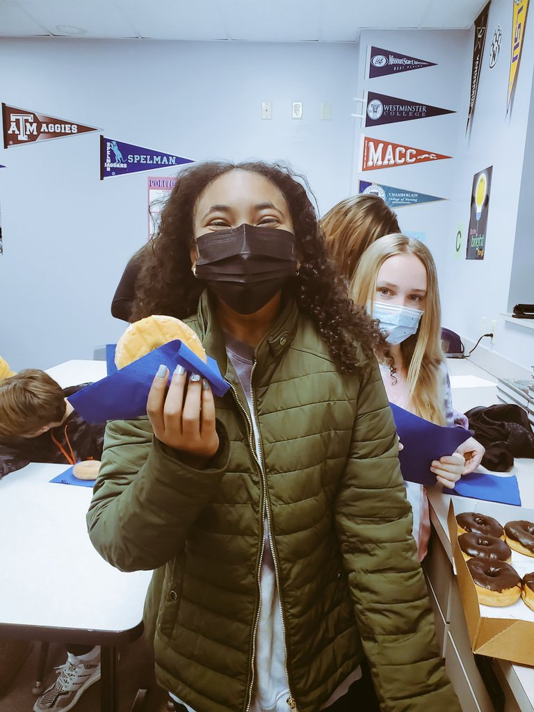 AVID8GMS's tweet photo. @GMSJags @GMSPrincipalCPS @CPSAVID when there are NO D's or F's on our report cards, we get donuts! #ThisIsAVID #smartypants https://t.co/vUXUjJw1uK