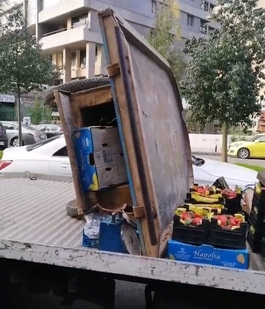 Naimbrj's tweet image. من سنتين لهلق ما حدا تحاسب عن إفقار وتجويع الناس.. أما يلي ببيع فريز عالعرباية ليسترزق ويصمد بزمن الانهيار، هيك بكون مصيره 👇🏽