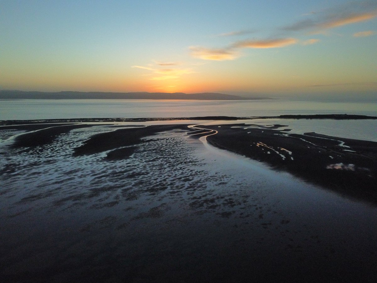 Dianna_Mannhart's tweet photo. Sun setting over Wales tonight with the tide coming in around Hilbre Island and Little Eye. Taken from 115m altitude at Red Rocks

#sunset #hilbreisland #littleeye #wirral #wales #dronephotography #drone #DJIMini2 https://t.co/rApCTsQ3LH