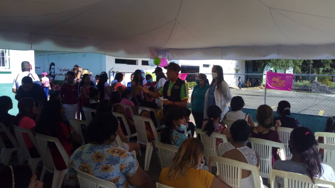 ISP_Bolivar's tweet photo. El #Ispeb por medio de la Dirección de Promoción Social formó parte del inicio del programa de acción social a las mujeres Fede la parroquia Vista al Sol del municipio Caroní con charlas de lactancia materna.
@NicolasMaduro @MinSaludVE @AlvaradoC_Salud @amarcanopsuv https://t.co/5YvwTecuwR