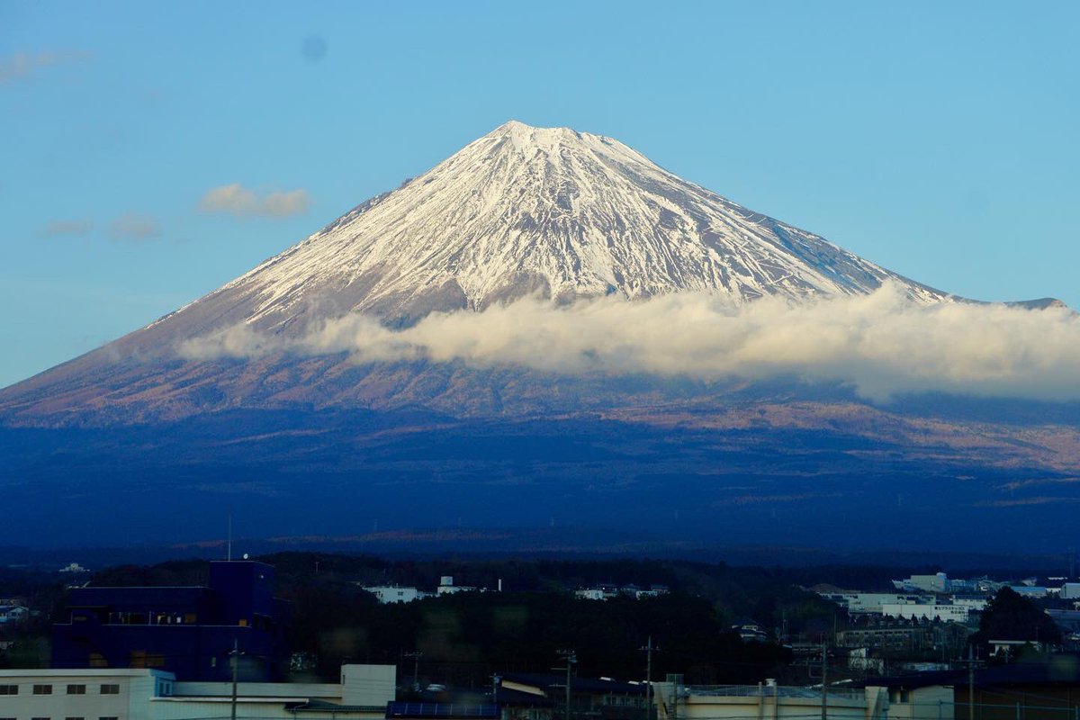 実家から帰る途中 新東名で見た富士山🗻 やっぱり富士山は大きい♪ そして積雪も、青空も お似合い💓