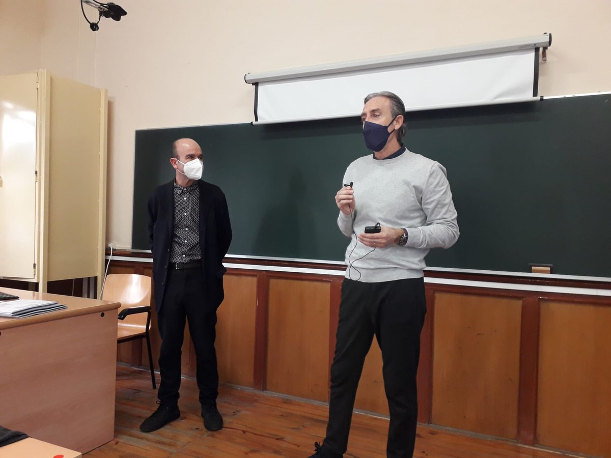 Arranca el nuevo curso, con mucha ilusión
Tarde de presentaciones con el director del #mastermuseos <a href="/JesusPedroLL/">Jesús Pedro Lorente</a> y el #decano <a href="/HuescaFCHE/">Magisterio Huesca</a>, Javier Zaragoza <a href="/CampusHuesca/">Campus de Huesca</a> <a href="/unizar/">Universidad Zaragoza</a>