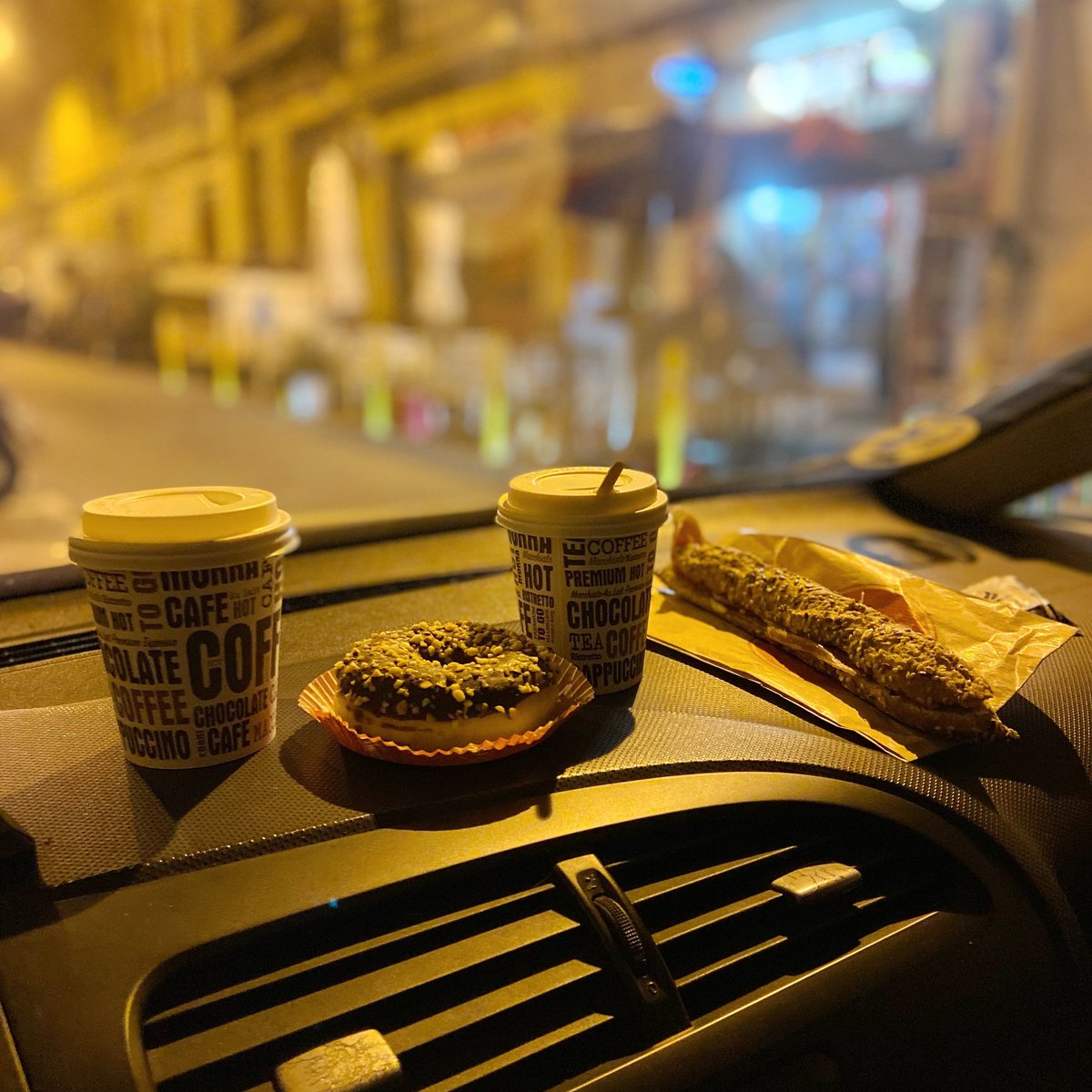 Lo único de película que tiene esta profesión… el café y el #donuts mientras esperamos horas frente a una vivienda