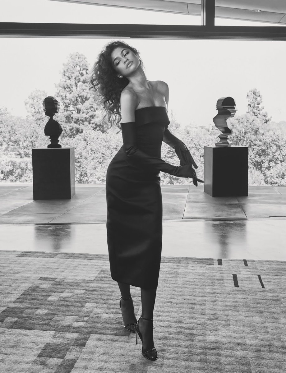 anndemeuleprada's tweet photo. Zendaya for British Vogue, October 2021, photographed by Craig McDean https://t.co/HIW5lL41EL