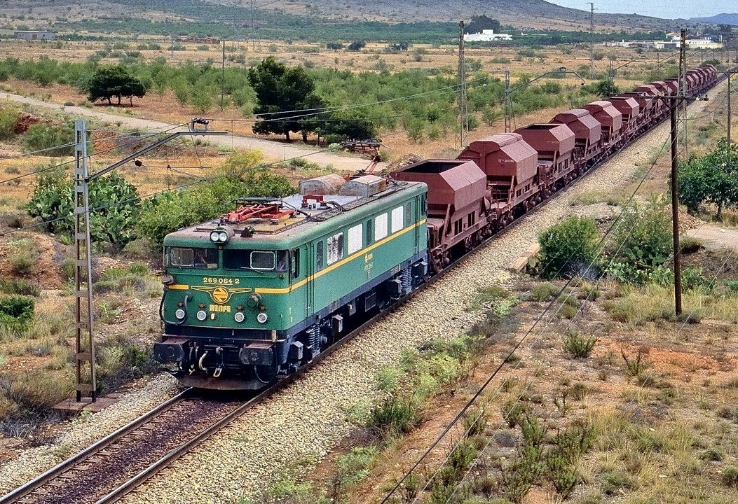 VueltadelTrenBz's tweet photo. El Gobierno no sabe o no quiere saber, pero que se entere: el #tren público social sostenible mercanc/pasajer es la alternativa para sacar vehículos pesados de las carreteras y reducir emisiones contaminantes
31/12/1984-11/1/2022 #13514díassintren #Guadix #Baza #Almanzora #Lorca https://t.co/mhshp1BK4E