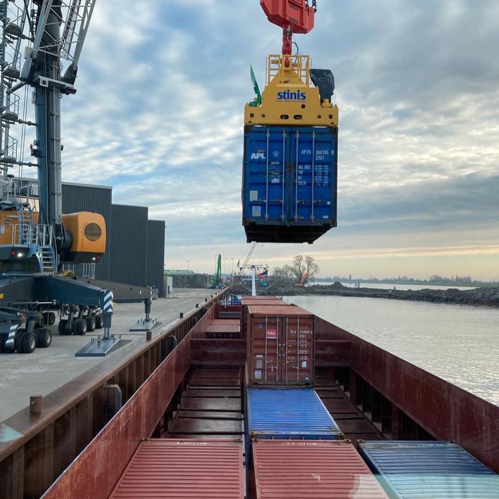 DanserGroup's tweet image. Vanmorgen mochten wij de eerste containers in opdracht van Overslag Terminal Bergambacht OTB lossen in Bergambacht. Vanaf vandaag zullen we in samenwerking met OTB, @EGSsynchromodal en Cofano deze nieuwe container overslag terminal toevoegen aan ons intermodale netwerk.