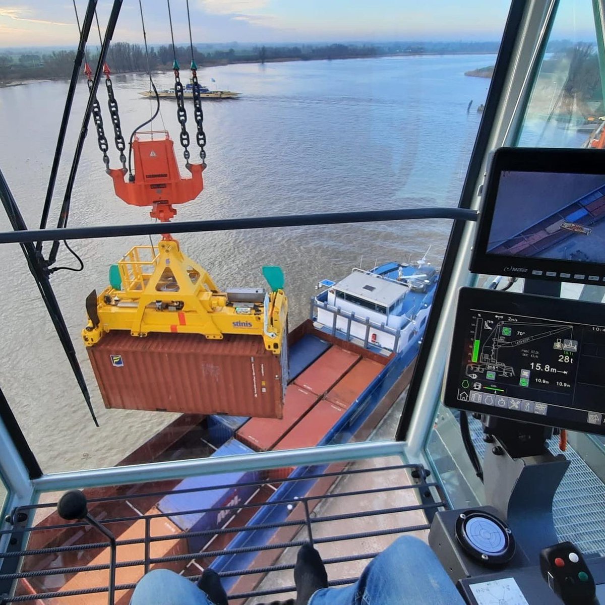 DanserGroup's tweet image. Vanmorgen mochten wij de eerste containers in opdracht van Overslag Terminal Bergambacht OTB lossen in Bergambacht. Vanaf vandaag zullen we in samenwerking met OTB, @EGSsynchromodal en Cofano deze nieuwe container overslag terminal toevoegen aan ons intermodale netwerk.