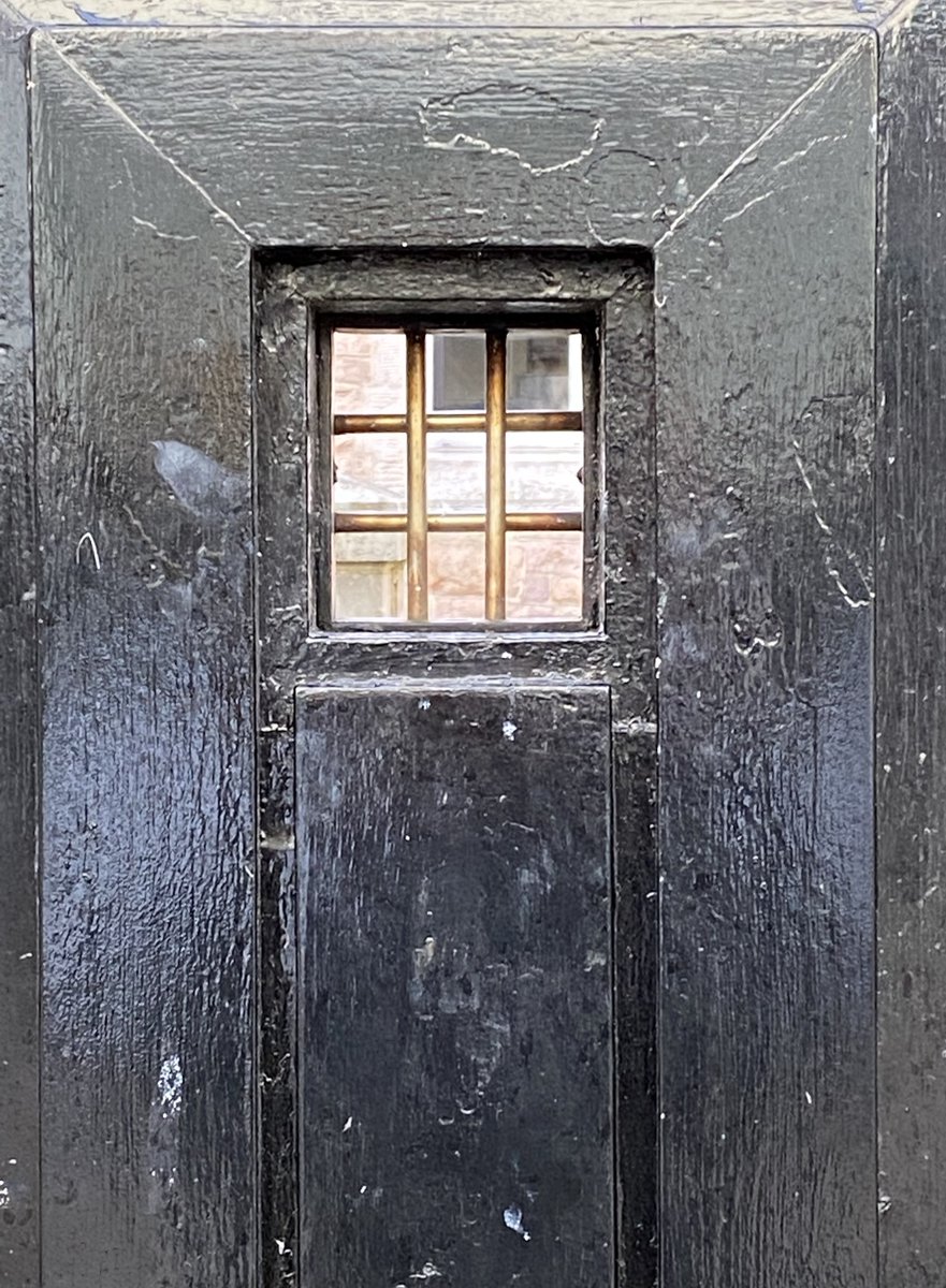 Number21Oriel's tweet photo. Beautiful crisp sunny day in Caernarfon strolling past the old jail. The gulls flying high without a care … Gogoneddus! https://t.co/IqPWmGscYd