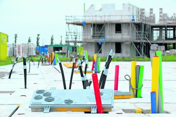 Elke laagbouwwoning in Nederland wordt voorzien van een set #doorvoerbochten. Deze komen binnen via de meterkast dmv een #meterkastvloerplaat en dienen voor het invoeren van de nutsvoorzieningen! Benieuwd naar de mogelijkheden? Kijk dan op onze site 👉 Beutech.nl.