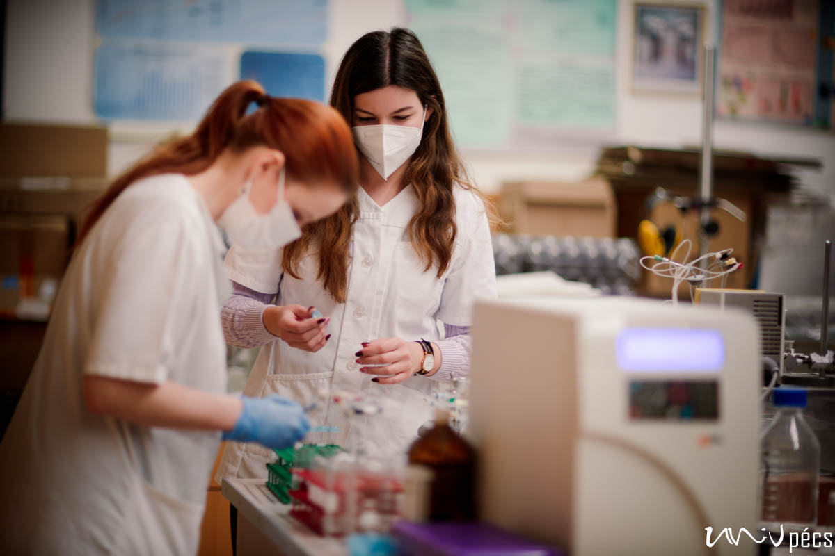 The University of Pécs has developed a #revolutionary new hand #sanitizer gel. Fatima Nmar, a #pharmacy #student in her final year, who won first place in the Faculty of Pharmacy's Dean's Thesis competition, also works on the team developing the gel 👩‍🔬🧪.
international.pte.hu/news/stability…
