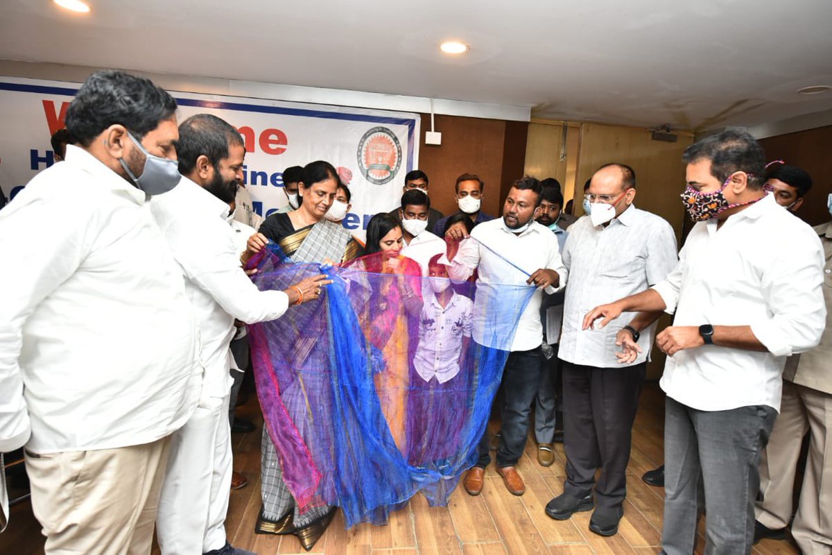 MinisterKTR's tweet photo. అగ్గిపెట్టెలో పట్టే చీరను నేసిన సిరిసిల్లకు చెందిన యువ నేతన్న నల్ల విజయ్ ఈరోజు హైదరాబాద్‌లో మంత్రులు @KTRTRS, @DayakarRao2019, @SabithaindraTRS, @VSrinivasGoud సమక్షంలో తను నేసిన చీరను ప్రదర్శించారు. విజయ్ నేసిన ఈ అద్భుతమైన చీరను చూసి మంత్రులు అభినందించారు https://t.co/r4tVA5GvZf
