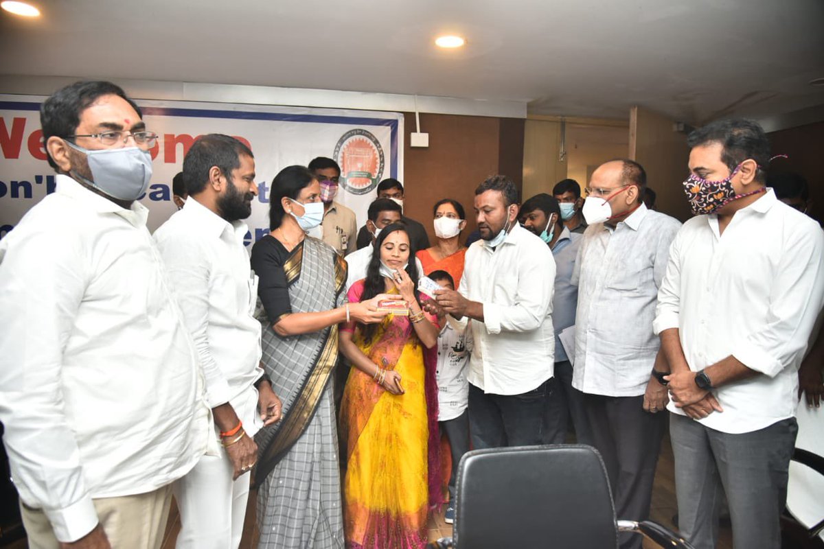 MinisterKTR's tweet photo. అగ్గిపెట్టెలో పట్టే చీరను నేసిన సిరిసిల్లకు చెందిన యువ నేతన్న నల్ల విజయ్ ఈరోజు హైదరాబాద్‌లో మంత్రులు @KTRTRS, @DayakarRao2019, @SabithaindraTRS, @VSrinivasGoud సమక్షంలో తను నేసిన చీరను ప్రదర్శించారు. విజయ్ నేసిన ఈ అద్భుతమైన చీరను చూసి మంత్రులు అభినందించారు https://t.co/r4tVA5GvZf