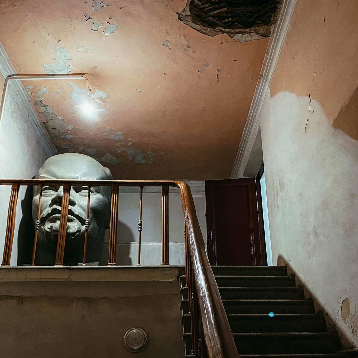 A massive Lenin bust hiding in an apartment building stairwell in Khujand, Tajikistan. Photo - Artyom Kushneruk. <a href="/sovietvisuals/">Soviet Visuals</a> what do you think?