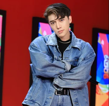 Chau Dang Khoa's gamble
Sofia plays the role in the MV.