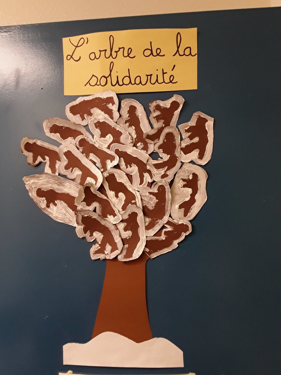 ce_Beruges's tweet photo. Nous avons fait the winter tree. Les branches avec la neige représentent des pantins que nous avons faits ce matin en respectant les consignes en anglais. Léo Emma https://t.co/fgBYhNmRke