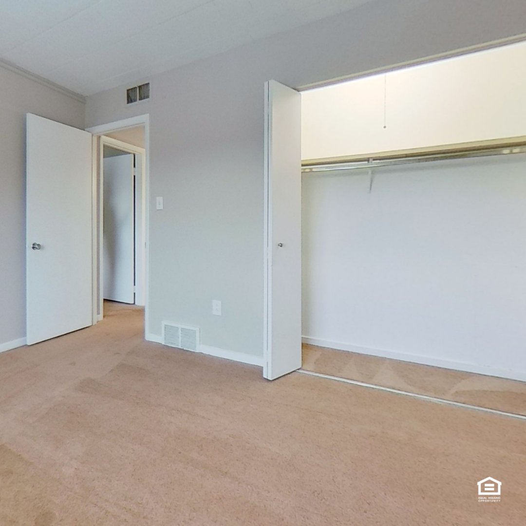 Look at all that space! 🤩 All of our apartment homes at Washington Gardens come with premium walk in closets — check out our other in-unit amenities by visiting our website!