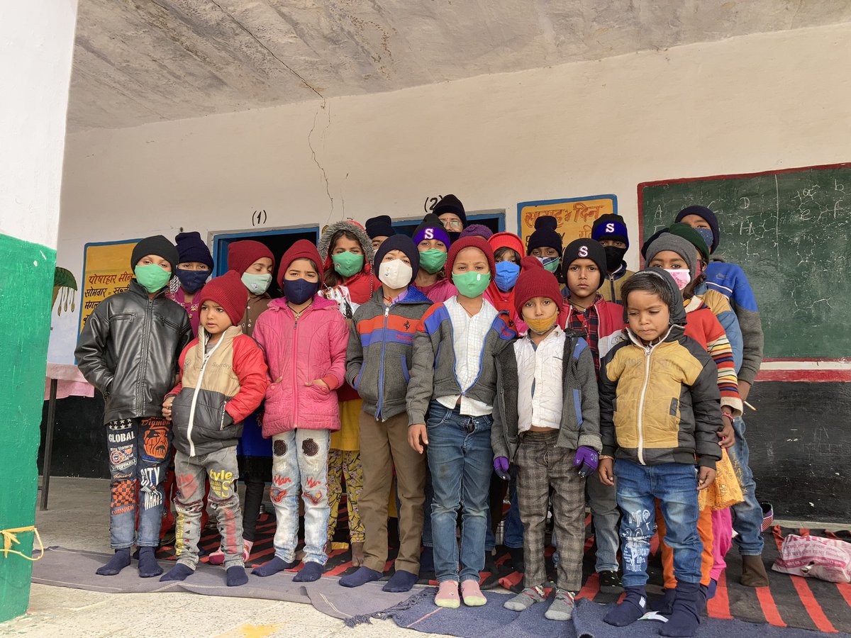 ठंड से ठिठुरते नन्हे मुन्ने नोनिहालों को ठंड से बचाने की छोटी छोटी कोशिशें की ,इसके तहत हमने 27 बच्चों को टोपी, जुराब,मास्क व 3 बच्चों को स्वेटर वितरित की ।2-3 किलोमीटर की दूरी तय करके दूरदराज़ से ये बच्चे शिक्षा ग्रहण करने आते है ।