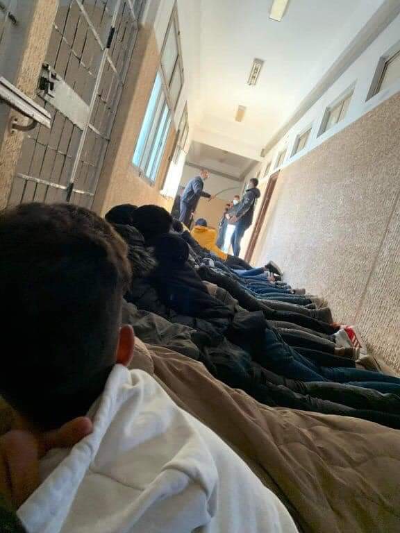 الذي يشعر بالذل من الأعلى ينزله علي من يرى  أنه أقل منه 
كلكم راعي وكلكم رعية .

تطبيق الحدود امام العامة هو الرادع الوحيد