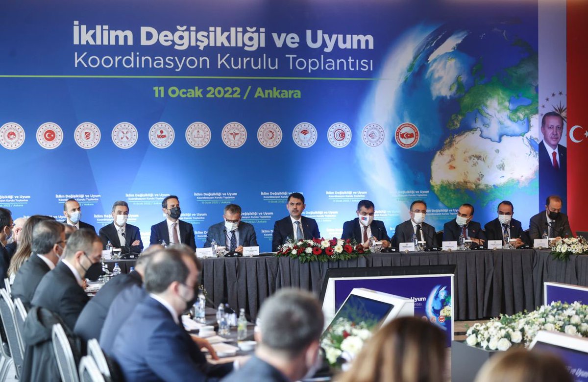 1⃣ İklim Değişikliği ve Uyum Koordinasyon Kurulu Toplantımızda kıymetli katılımcılarımızla; Sayın Cumhurbaşkanımızın açıkladığı 2053 Net Sıfır Emisyon ve Yeşil Kalkınma hedeflerimiz doğrultusunda atacağımız adımları, alacağımız kararları ve uygulayacağımız politikaları görüştük.