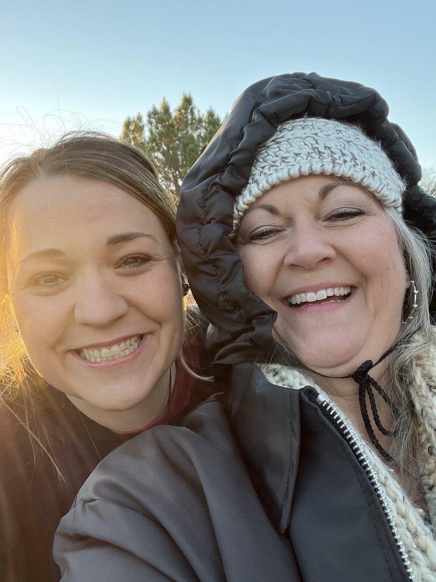 MesserEdu's tweet photo. Good Morning @coppelleast !! 1st parent loop duty of the 2nd semester. ✅ This native Texan came bundled up for the 31 degree weather! @MrsFiveashLA on the other hand… #onetoughcookie #shesfromutah #makingmelookbad #EastUnity https://t.co/tqghc4VbTv