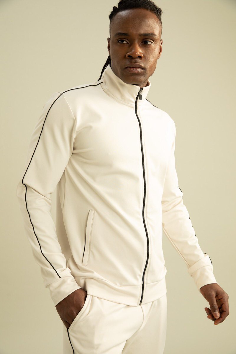 Dinamik ve tarz görünümü #DeFactoFit ile yakala!⚡ Şimdi spor rutininde konfor sağlayacak eşofman takımları DeFacto’da. 😉 #EşofmanTakımı #Hırka #SporStili